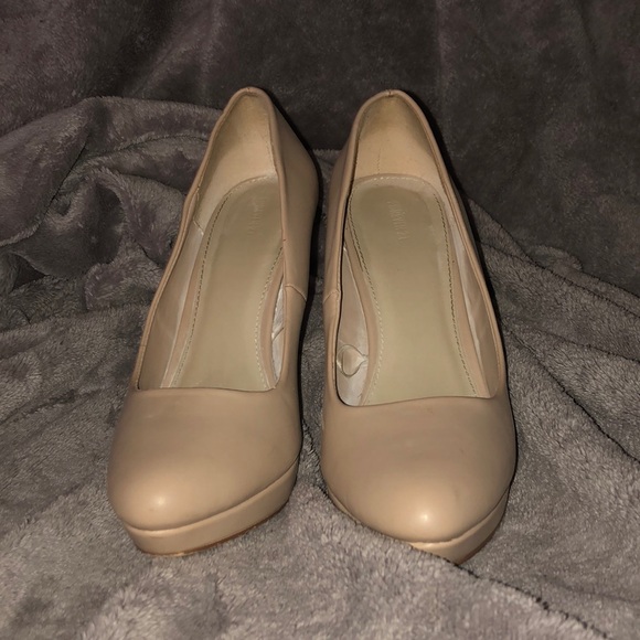 Simple beige work stilettos - Picture 2 of 3